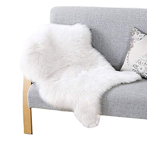 JSM Faux Lammfell Schaffell Teppich (60 x 90cm) Lange Haare Flauschig Lammfellimitat Teppich kunstfell Fell Bettvorleger Wohnzimmer Nachahmung Wolle Sofa Matte (Weiß) von JSM