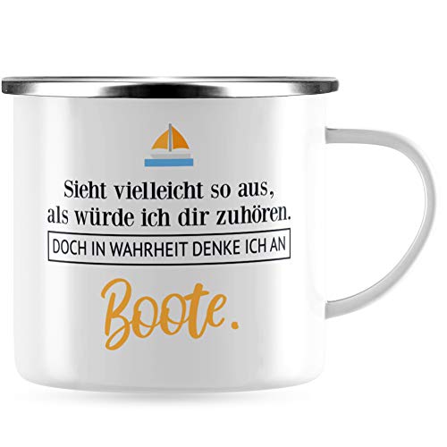 JUNIWORDS Emaille-Tasse, Sieht vielleicht so aus, als würde ich dir zuhören. Doch in Wahrheit denke ich an Boote (1001674), Silberner Tassenrand von JUNIWORDS