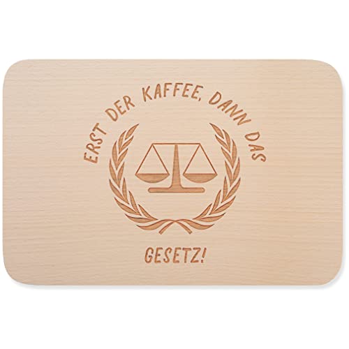 JUNIWORDS Frühstücksbrettchen, ERST DER KAFFEE, DANN DAS GESETZ!, Holzbrett Frühstücksbrett Holzbrettchen (1008132) von JUNIWORDS