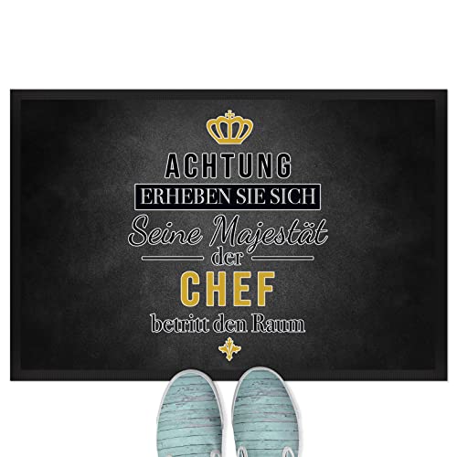 JUNIWORDS Fußmatte, Achtung erheben sie Sich Seine Majestät der Chef betritt den Raum, 60 x 40 cm, mit Gummirand (1003658) von JUNIWORDS