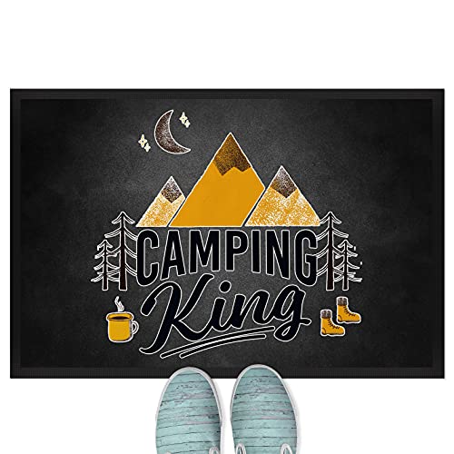 JUNIWORDS Fußmatte, Camping King, 60 x 40 cm, mit Gummirand von JUNIWORDS