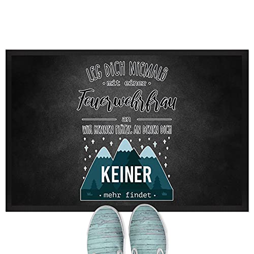 JUNIWORDS Fußmatte, Leg Dich Niemals mit Einer Feuerwehrfrau an. Wir kennen Plätze, an denen Dich keiner mehr findet, 60 x 40 cm, mit Gummirand von JUNIWORDS