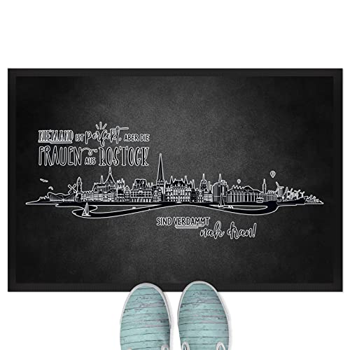 JUNIWORDS Fußmatte, Niemand ist perfekt, Aber die Frauen aus Rostock sind verdammt nah dran, 60 x 40 cm, mit Gummirand (1006819) von JUNIWORDS