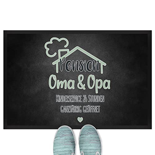 JUNIWORDS Fußmatte, Pension Oma & Opa Kinderservice 24 Stunden geöffnet, 120 x 80 cm, mit Gummirand (1004386) von JUNIWORDS
