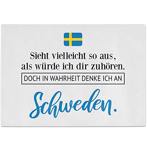 JUNIWORDS Glasschneidebrett Frühstücksbrett, Sieht vielleicht so aus, als würde ich dir zuhören. Doch in Wahrheit denke ich an Schweden (1001324) von JUNIWORDS