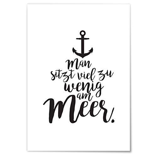 JUNIWORDS Poster mit/ohne Holzrahmen - Wähle ein Motiv - Man sitzt viel zu wenig am Meer - Wähle eine Größe - 21 x 30 cm (S) ohne Rahmen von JUNIWORDS