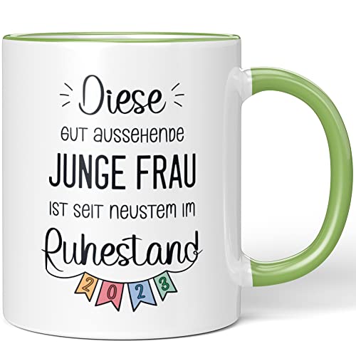JUNIWORDS Tasse, Diese gut aussehende Junge Frau ist seit neustem im Ruhestand 2023, Hellgrün (1008527) von JUNIWORDS