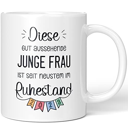 JUNIWORDS Tasse, Diese gut aussehende junge Frau ist seit neustem im Ruhestand 2023, Weiß (1008527) von JUNIWORDS