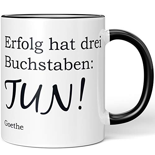 JUNIWORDS Tasse, Erfolg hat DREI Buchstaben TUN! Goethe, Wähle Farbe, Schwarz von JUNIWORDS