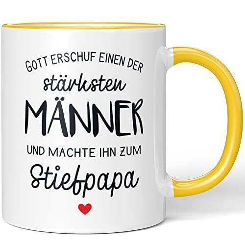 JUNIWORDS Tasse, Gott erschuf einen der stärksten Männer und machte ihn zum Stiefpapa, Wähle Farbe, Gelb von JUNIWORDS