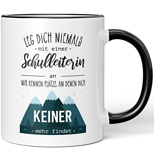 JUNIWORDS Tasse, Leg dich niemals mit einer Schulleiterin an. Sie kennt Plätze, an denen dich keiner mehr findet, Schwarz (5105790) von JUNIWORDS