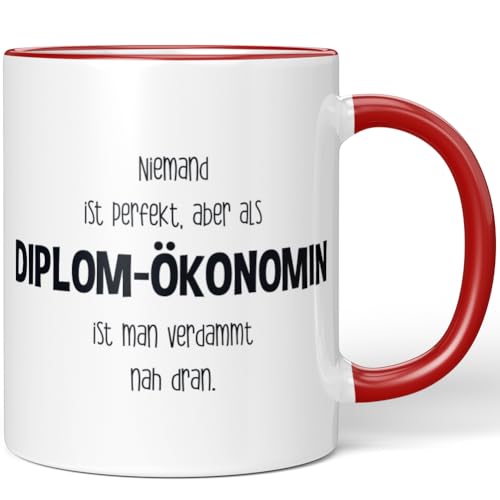 JUNIWORDS Tasse, Niemand ist perfekt, aber als Diplom-Ökonomin ist man verdammt nah dran, Rot (5772041) von JUNIWORDS