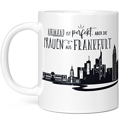 JUNIWORDS Tasse, Niemand ist perfekt, aber die Frauen aus Frankfurt sind verdammt nah dran, Weiß (1006824) von JUNIWORDS