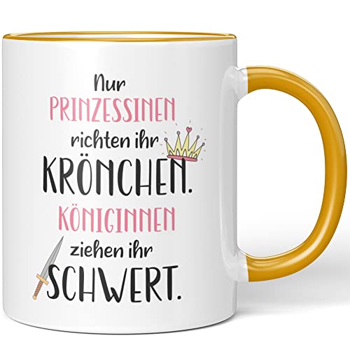 JUNIWORDS Tasse, Nur Prinzessinnen richten ihr Krönchen. Königinnen ziehen ihr Schwert, Dunkelgelb (1005051) von JUNIWORDS