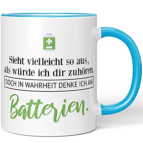JUNIWORDS Tasse, Sieht vielleicht so aus, als würde ich dir zuhören. Doch in Wahrheit denke ich an Batterien (1001116), Wähle Farbe, Blau von JUNIWORDS
