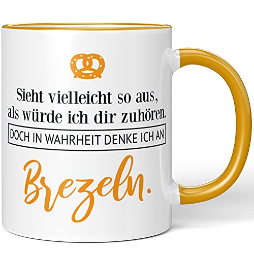 JUNIWORDS Tasse, Sieht vielleicht so aus, als würde ich dir zuhören. Doch in Wahrheit denke ich an Brezeln (1001605), Wähle Farbe, Dunkelgelb von JUNIWORDS