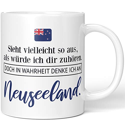 JUNIWORDS Tasse, Sieht vielleicht so aus, als würde ich dir zuhören. Doch in Wahrheit denke ich an Neuseeland (1001289), Wähle Farbe, Weiß von JUNIWORDS