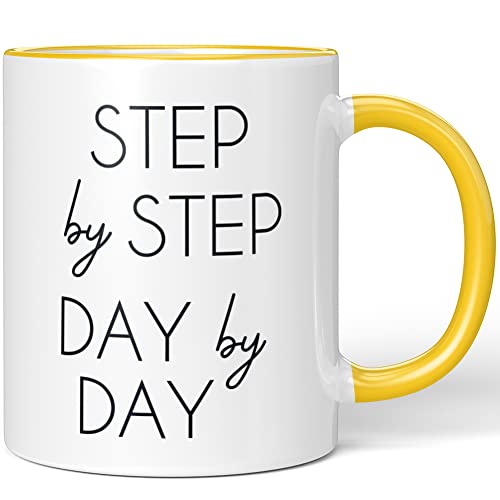 JUNIWORDS Tasse, Step by step day by day, Wähle Farbe, Gelb von JUNIWORDS