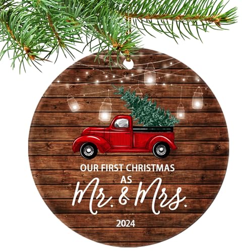 2024 Our First Christmas Just Married Truck Weihnachtsbaum Ornament Unser erstes Weihnachten als Herr und Frau Geschenk für Brautpaar 2024 (2024 Red Car Mr Mrs) von JUOOE