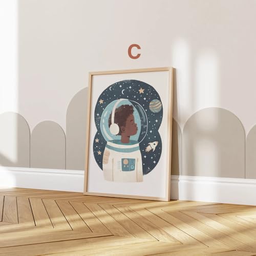 JUST GOOD MOOD Astronaut Poster Kinderzimmer · Geschenkidee für Kinder · Kinderzimmer Deko · Weltraum Rakete & Planeten · Deko Print ohne Rahmen Bild C, Größe 80x120cm von JUST GOOD MOOD