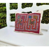 Wunderschönes Kissen Mit Antiker Kuna-Mola-Kunst, Schmetterlingen Und Abstraktem Motiv, in Fröhlichen Farben von JUWELUNDCHARME