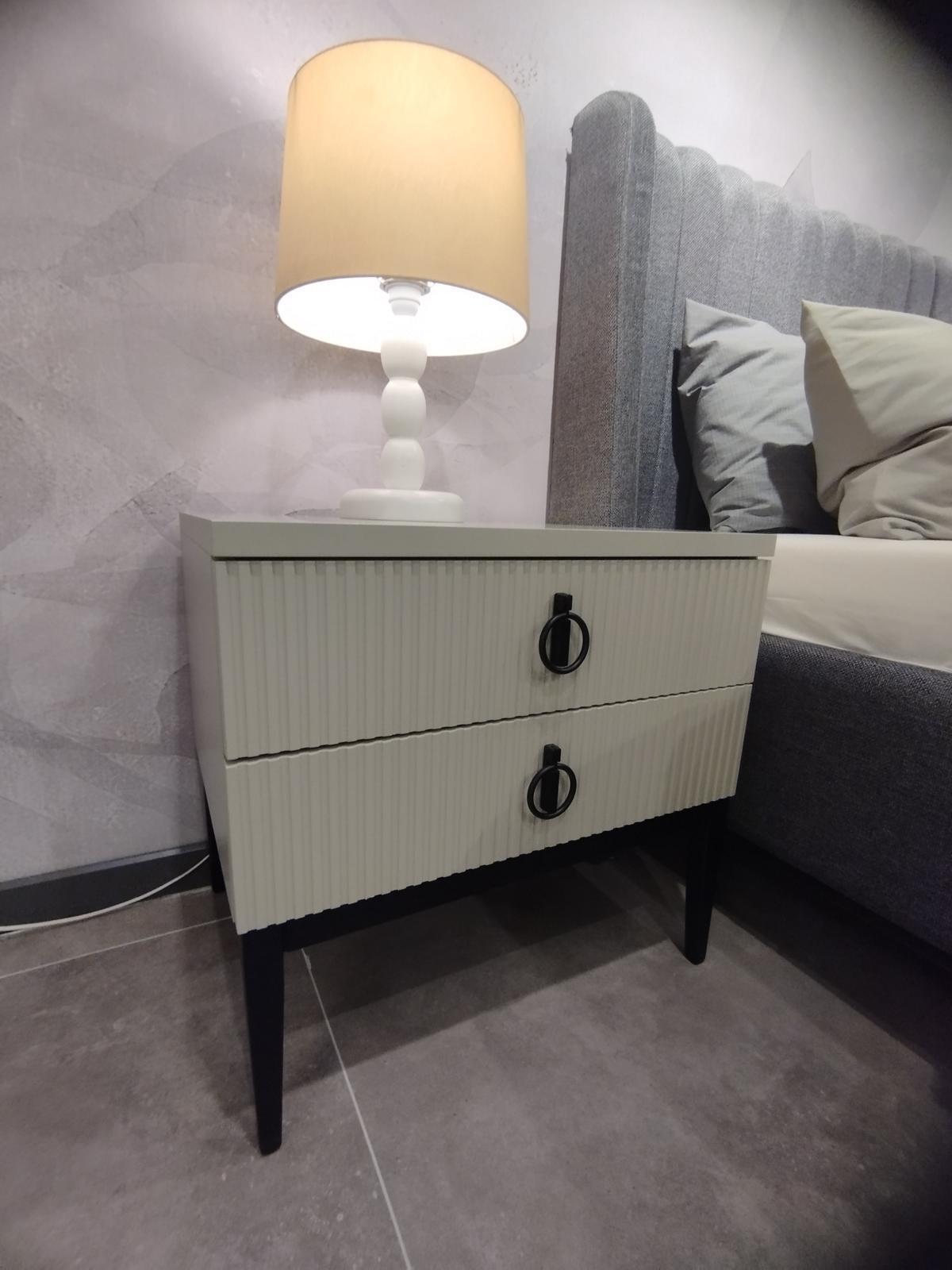 Exklusive Designer Nachttisch Hochwertiges Material und Luxuriöses Aussehen Exklusive Designer Nachttisch Hochwertiges Material und Luxuriöses Aussehen von JV Möbel