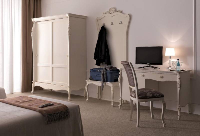 Klassisch Schlafzimmer Komplett Set Hocker Schreibtisch Kleiderschrank 5 tlg. von JV Möbel