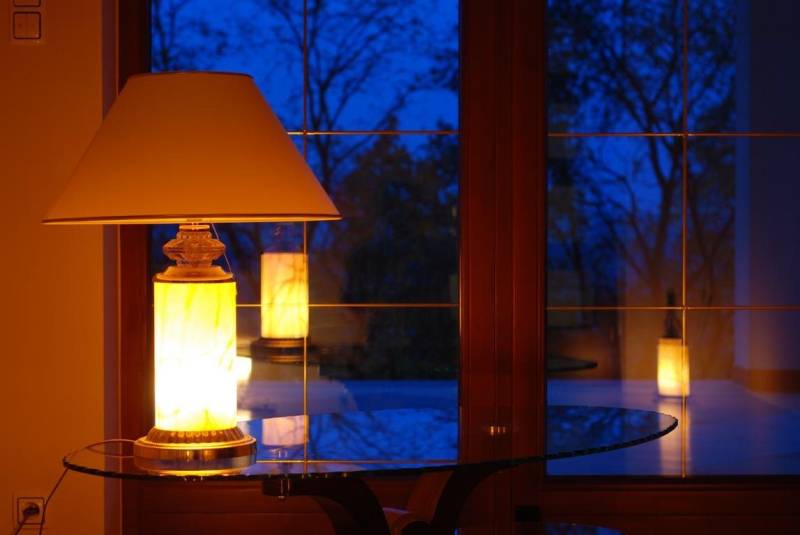 JVmoebel Nachttischlampe Design Lampe Tischlampe Tisch Lampen Leuchte Deko Klassische 65cm, Made in Europa von JVmoebel