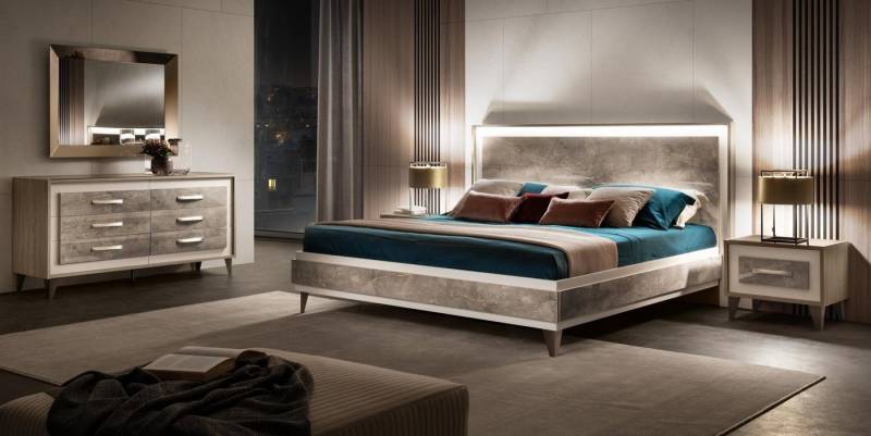 JVmoebel Schlafzimmer-Set Schlafzimmermöbel Set mit Bett, 2 Nachttischen, Kommode & Spiegel, Made in Europa JVmoebel Schlafzimmer-Set Schlafzimmermöbel Set mit Bett, 2 Nachttischen, Kommode & Spiegel, Made in Europa von JVmoebel