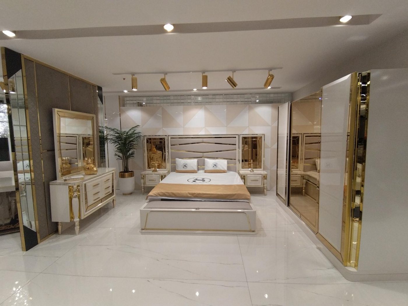 JVmoebel Schlafzimmer-Set Schlafzimmermöbel Set mit Bett, 2 Nachttischen und Kommode mit Spiegel, (6-tlg., Bett + 2x Nachttische + Kommode Mit Spiegel + Kleiderschrank), Made in Europa von JVmoebel
