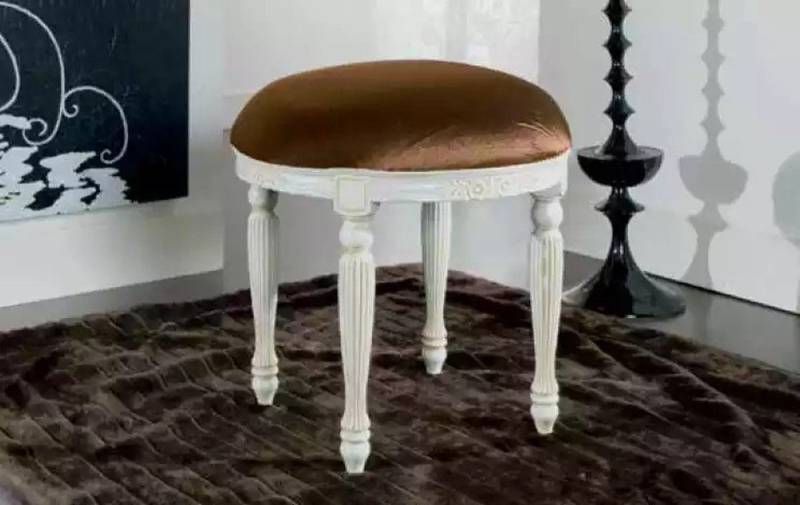 JVmoebel Sitzhocker Eleganter Braunfarbener Sitzhocker im klassischen Stil (Hocker), Made in Europa von JVmoebel