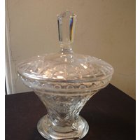 Kristall Konfektschale Mit Deckel Neuwertig - 1930Er Jahre Charme Tischdekoration Geschenk Für Zu Hause 9 Inch. Griff Am Wunderschön Verziert Kristall Konfektschale Mit Deckel Neuwertig - 1930Er Jahre Charme Tischdekoration Geschenk Für Zu Hause 9 Inch. Griff Am Wunderschön Verziert von JVoyage