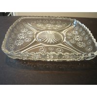 Serving Dish Daisy Sonnenblumenmuster-Eapg Mid Century 1940S Dekorated Pressed Glass 6 Inch Square Retro-Décor Tisch Server-Urlaubsplatte Serving Dish Daisy Sonnenblumenmuster-Eapg Mid Century 1940S Dekorated Pressed Glass 6 Inch Square Retro-Décor Tisch Server-Urlaubsplatte von JVoyage