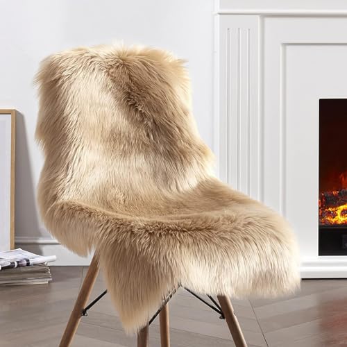 JXLOULAN Faux Lammfell Schaffell Teppich Hellbraun 60x90 cm, Flauschiger Teppich Wohnzimmer Deko Longhair Weicher Fell Carpet für Stühle Sofa Schlafzimmer Kinderzimmer JXLOULAN Faux Lammfell Schaffell Teppich Hellbraun 60x90 cm, Flauschiger Teppich Wohnzimmer Deko Longhair Weicher Fell Carpet für Stühle Sofa Schlafzimmer Kinderzimmer von JXLOULAN