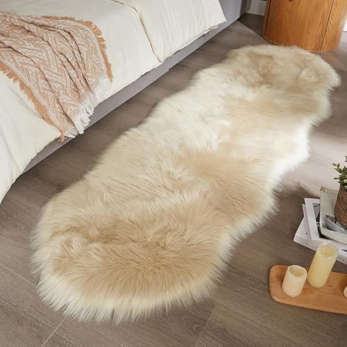 JXLOULAN Faux Lammfell Schaffell Teppich Beige 80x180 cm, Longhair Flauschiger Fell Teppiche Wohnzimmer Deko Weicher für Stühle Sofa Schlafzimmer Kinderzimmer von JXLOULAN