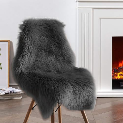 JXLOULAN Faux Lammfell Schaffell Teppich Dunkelgrau 60x90 cm, Longhair Flauschiger Teppiche Wohnzimmer Deko Weicher Fell Carpet für Stühle Sofa Schlafzimmer Kinderzimmer JXLOULAN Faux Lammfell Schaffell Teppich Dunkelgrau 60x90 cm, Longhair Flauschiger Teppiche Wohnzimmer Deko Weicher Fell Carpet für Stühle Sofa Schlafzimmer Kinderzimmer von JXLOULAN
