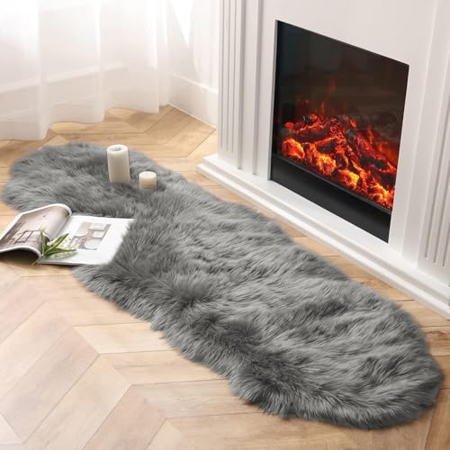 JXLOULAN Faux Lammfell Schaffell Teppich Dunkelgrau 80x180 cm, Longhair Flauschiger Teppiche Wohnzimmer Deko Weicher Fell Carpet für Stühle Sofa Schlafzimmer Kinderzimmer JXLOULAN Faux Lammfell Schaffell Teppich Dunkelgrau 80x180 cm, Longhair Flauschiger Teppiche Wohnzimmer Deko Weicher Fell Carpet für Stühle Sofa Schlafzimmer Kinderzimmer von JXLOULAN