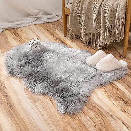 JXLOULAN Faux Lammfell Schaffell Teppich Grau 40x60 cm, Weicher Flauschiger Teppich Wohnzimmer Deko, Longhair Fell Lammfellimitat Carpet für Stühle Sofa Schlafzimmer Kinderzimmer JXLOULAN Faux Lammfell Schaffell Teppich Grau 40x60 cm, Weicher Flauschiger Teppich Wohnzimmer Deko, Longhair Fell Lammfellimitat Carpet für Stühle Sofa Schlafzimmer Kinderzimmer von JXLOULAN