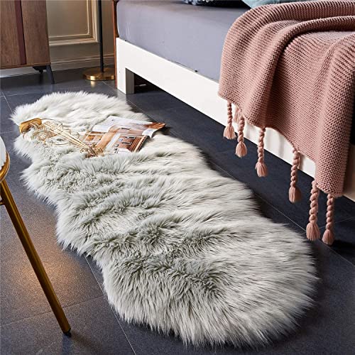 JXLOULAN Faux Lammfell Schaffell Teppich Grau 80x180 cm, Weicher Flauschiger Teppich Wohnzimmer Deko, Longhair Fell Lammfellimitat Carpet für Stühle Sofa Schlafzimmer Kinderzimmer von JXLOULAN