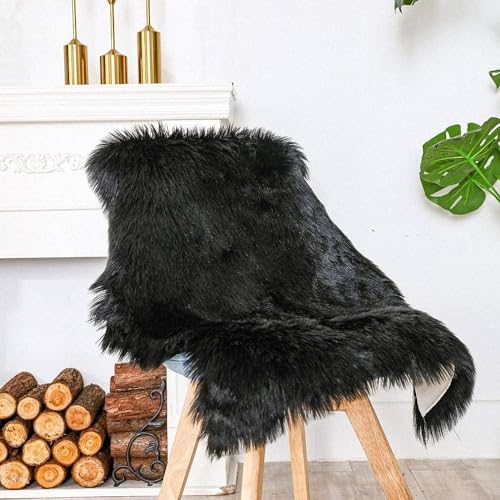 JXLOULAN Faux Lammfell Schaffell Teppich Schwarz 50x80 cm, Longhair Flauschiger Teppich Wohnzimmer Deko, Weicher Fell Carpet für Stühle Sofa Schlafzimmer Kinderzimmer von JXLOULAN