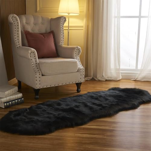 JXLOULAN Faux Lammfell Schaffell Teppich Schwarz 80x180 cm, Weicher Flauschiger Teppich Wohnzimmer Deko, Longhair Fell Lammfellimitat Carpet für Stühle Sofa Schlafzimmer Kinderzimmer von JXLOULAN