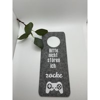 Türschild Aus Filz Bitte Nicht Stören Ich Zocke. Gaming Türschild Türschild Aus Filz Bitte Nicht Stören Ich Zocke. Gaming Türschild von JaLeKreativGeschenk