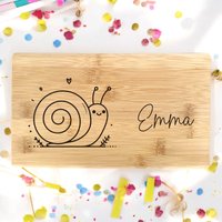 Schneidebrett Kinder Name Tiere Schnecke Geburtstag Geschenk Taufe Geburt Frühstücksbrett Personalisiert Bambus Frühstücksbrettchen Schneidebrett Kinder Name Tiere Schnecke Geburtstag Geschenk Taufe Geburt Frühstücksbrett Personalisiert Bambus Frühstücksbrettchen von JaRiNa23