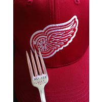 Sport Gabel Hey Hockeytown - Detroit Red Wings Repurposed Jahrgang Hand Gestempelt von JackBradyStudios