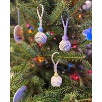 Affenfaust Ornament von JackRabbitCraftsCo