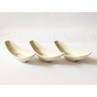 Vintage Mid Century Modern White Gilmer Potteries Usa - Set Von | 3 Weißen Mod Retro Länglichen Dekorativen Oder Charcuterie Keramikgeschirr von JackalopesDen