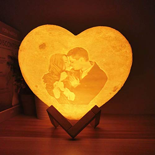 Benutzerdefinierte herzförmige Mondlampe mit Ihrem eigenen Foto und Text, 3D-gedrucktes USB-Lade-Nachtlicht mit Holzständer, 2 Colos / 16 Farben Personalisierte Foto-Nachtlichtgeschenke von Jacklin F