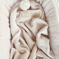 Anpassbare Sandbeige Doppelgaze-Babydecke von JackyAndFamily