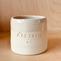 Keramiktasse „À La Folie" von JackyAndFamily