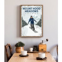 Vintage Snowboard Poster, Frau Snowboarden, Marineblaues Skihüttenschild | Mount Hood Meadows, Oregon, Kann Personalisiert Werden, Ski-Dekor {Vpw} von JadeForestDecor